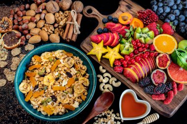 Taze meyve ve müsli ile kahvaltı.. 