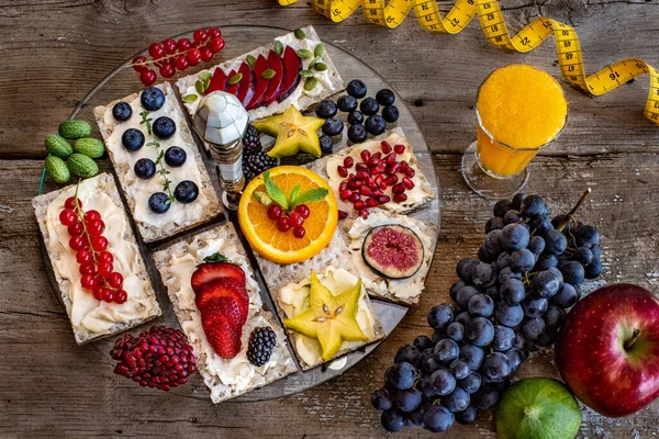 Snack Crisp Bread Fresh Fruits Cheese Wooden Table Healthy Eating — Stock Photo, Image