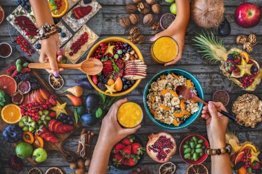 Masanın üzerinde birçok meyve türü var. Sağlıklı beslenme ve beslenme kavramı. 