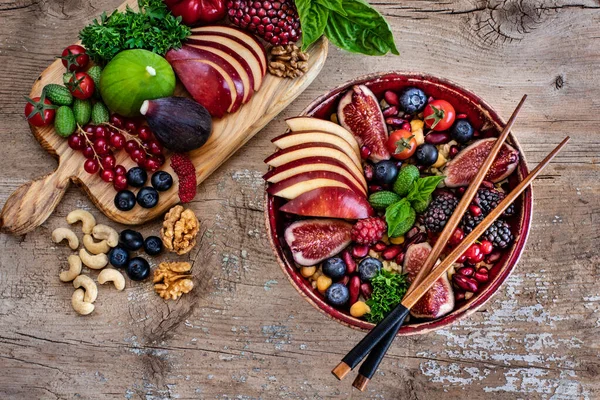 Masada Salata Yemek Çubukları Meyve Baklagil Sebzeler Var Dengeli Beslenme — Stok fotoğraf