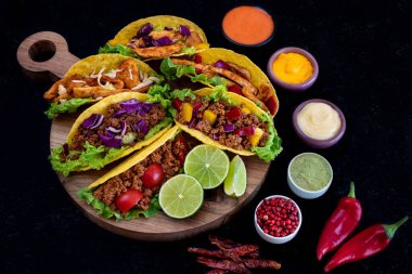 Masada bir sürü çeşit taco var. Meksika sokak yemekleri konsepti. 