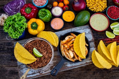 Masada bir sürü çeşit taco var. Meksika sokak yemekleri konsepti. 