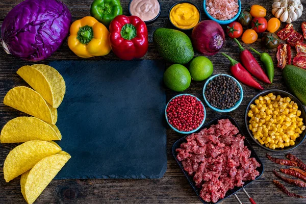 Masada Bir Sürü Çeşit Taco Var Meksika Sokak Yemekleri Konsepti — Stok fotoğraf