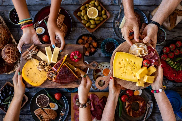 Ontbijttafel Met Vele Soorten Eten Bovenaanzicht Van Een Traditioneel Ontbijt — Stockfoto