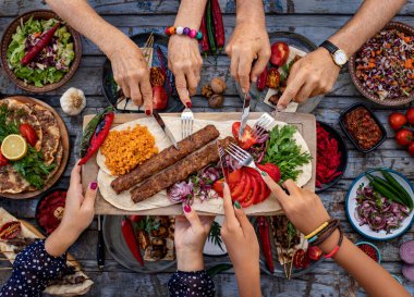 Masada Adanmış kebap gibi bir sürü çeşit kebap var. Aile ve arkadaşlarla yemek masası..