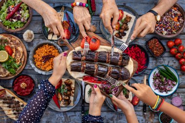 Masada Adanmış kebap gibi bir sürü çeşit kebap var. Aile ve arkadaşlarla yemek masası..
