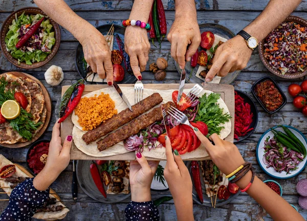 Veel Soorten Kebab Tafel Zoals Adana Kebab Eettafel Met Familie — Stockfoto