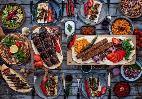 Molti Tipi Kebab Sul Tavolo Come Adana Kebab Tavolo Pranzo — Foto Stock