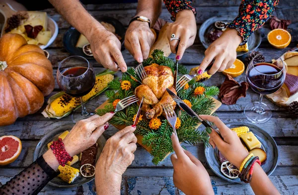 Feesttafel Met Familie Vrienden Bovenaanzicht Van Grote Familie Eten Van — Stockfoto