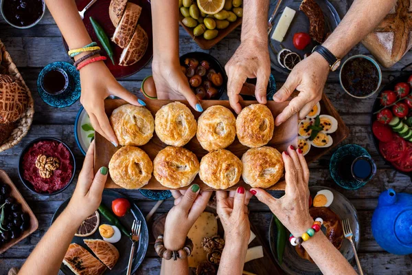 Veel Hand Delen Eten Hun Voedsel Ontbijt Concept Met Familie — Stockfoto