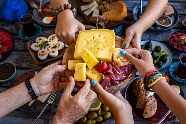 Muchos Comparten Sus Manos Comen Comida Concepto Desayuno Con Familia —  Fotos de Stock