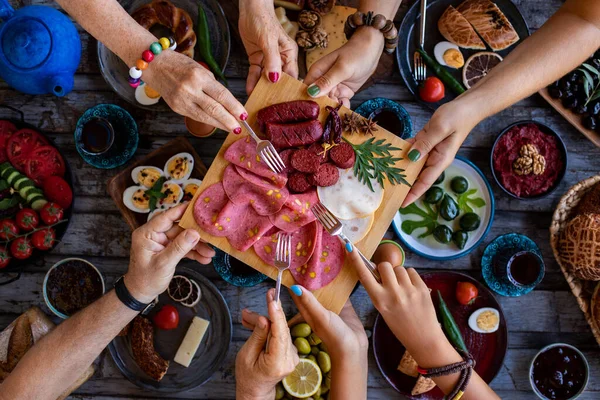 Veel Hand Delen Eten Hun Voedsel Ontbijt Concept Met Familie — Stockfoto