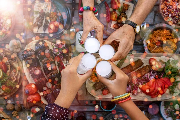 Aile üyelerinin eğlenip rak 'la kadeh kaldırışlarını yakından izleyeceğiz. Yemek masasında kutlama konsepti.. 