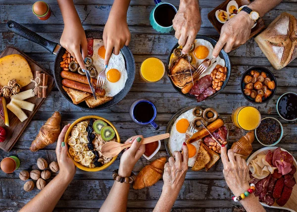 Close Uitzicht Ontbijttafel Met Familie Bovenaanzicht Van Een Ontbijttafel — Stockfoto