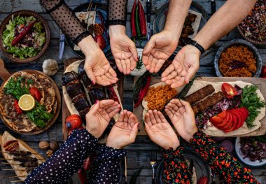 Masada Adanmış kebap gibi bir sürü çeşit kebap var. Aile ve arkadaşlarla yemek masası..