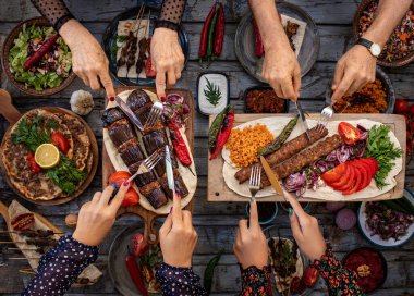 Masada Adanmış kebap gibi bir sürü çeşit kebap var. Aile ve arkadaşlarla yemek masası..