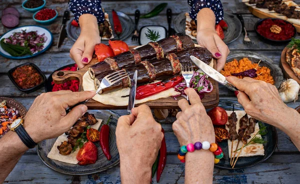 Veel Soorten Kebab Tafel Zoals Aubergine Kebab Eettafel Met Familie — Stockfoto