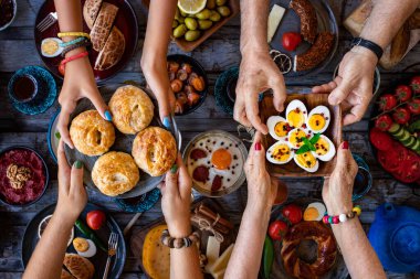 Geleneksel bir kahvaltı manzarası.