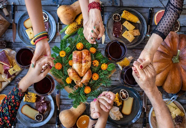 Een Etentje Met Familieleden Vrienden Bovenaanzicht Van Een Eettafel — Stockfoto