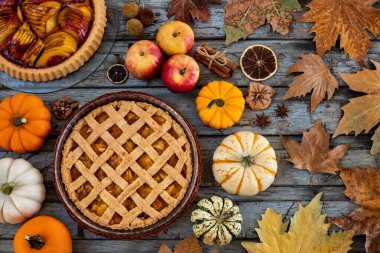 Sonbahar turtasının en iyi manzarası. Balkabağı ve elmayla sonbahar çöl kavramı. 