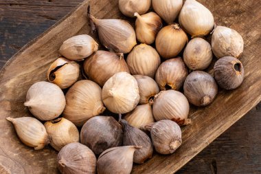 Siyah sarımsak, ahşap kasede yıllanmış sarımsak.. 