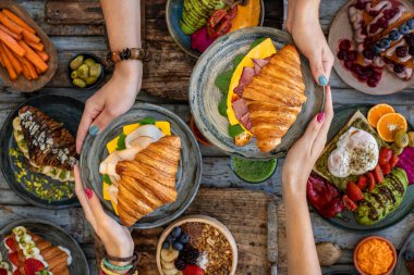 Jambon, pastırma, peynir ve salatayla dolu kruvasan sandviçi. Kruvasan ve...