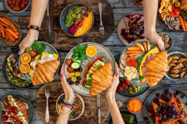 Jambon, pastırma, peynir ve salatayla dolu kruvasan sandviçi. Kruvasan ve...