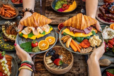 Jambon, pastırma, peynir ve salatayla dolu kruvasan sandviçi. Kruvasan ve...