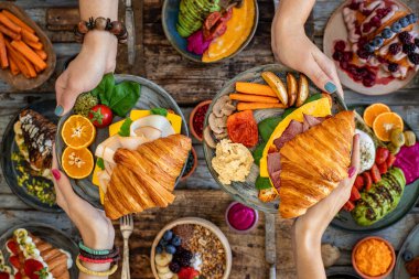 Jambon, pastırma, peynir ve salatayla dolu kruvasan sandviçi. Croich