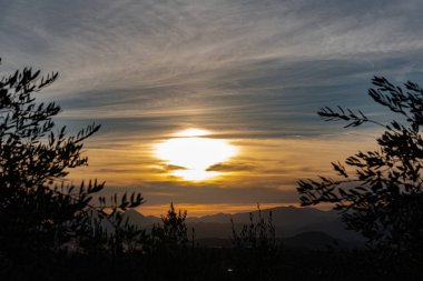 Molise, Mainarde, gün batımı. Mainarde sıradağları Molise ve Lazio arasındaki sınır boyunca uzanır ve Molise bölgesinde yaygınlık la birliktedir. Bu engebeli bir yönü ile çok kayalık doğal bir bariyer