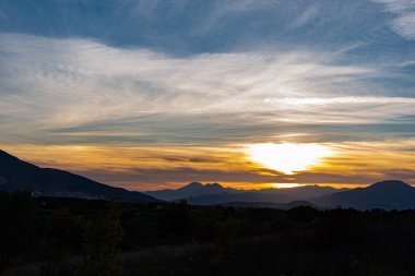 Molise, Mainarde, gün batımı. Mainarde sıradağları Molise ve Lazio arasındaki sınır boyunca uzanır ve Molise bölgesinde yaygınlık la birliktedir. Bu engebeli bir yönü ile çok kayalık doğal bir bariyer