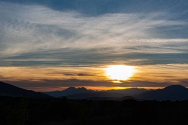 Molise, Mainarde, gün batımı. Mainarde sıradağları Molise ve Lazio arasındaki sınır boyunca uzanır ve Molise bölgesinde yaygınlık la birliktedir. Bu engebeli bir yönü ile çok kayalık doğal bir bariyer