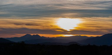 Molise, Mainarde, gün batımı. Mainarde sıradağları Molise ve Lazio arasındaki sınır boyunca uzanır ve Molise bölgesinde yaygınlık la birliktedir. Bu engebeli bir yönü ile çok kayalık doğal bir bariyer