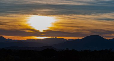 Molise, Mainarde, gün batımı. Mainarde sıradağları Molise ve Lazio arasındaki sınır boyunca uzanır ve Molise bölgesinde yaygınlık la birliktedir. Bu engebeli bir yönü ile çok kayalık doğal bir bariyer