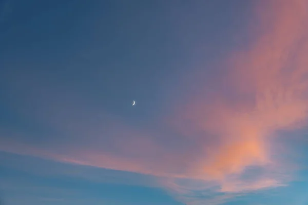 空の雲 雲に満ちた空の素晴らしい光景 曇天の深さ及び立体 — ストック写真