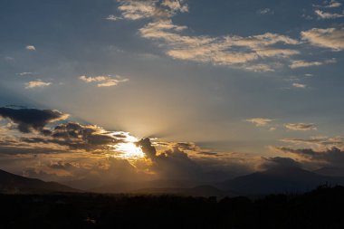 Molise, Mainarde, günbatımı. Mainarde sıradağları Molise ve Lazio arasındaki sınır boyunca uzanır ve Molise topraklarında yaygındır. Bu çok kayalık doğal bir bariyer ve engebeli bir görünüm.
