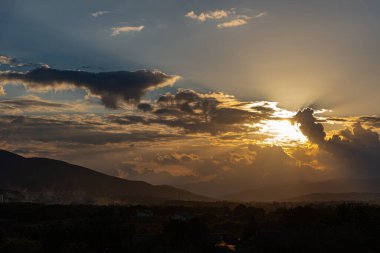 Molise, Mainarde, günbatımı. Mainarde sıradağları Molise ve Lazio arasındaki sınır boyunca uzanır ve Molise topraklarında yaygındır. Bu çok kayalık doğal bir bariyer ve engebeli bir görünüm.