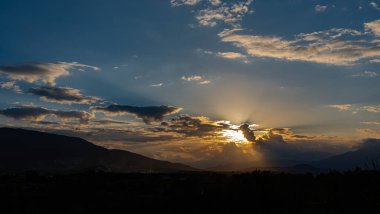 Molise, Mainarde, günbatımı. Mainarde sıradağları Molise ve Lazio arasındaki sınır boyunca uzanır ve Molise topraklarında yaygındır. Bu çok kayalık doğal bir bariyer ve engebeli bir görünüm.