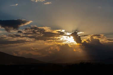 Molise, Mainarde, günbatımı. Mainarde sıradağları Molise ve Lazio arasındaki sınır boyunca uzanır ve Molise topraklarında yaygındır. Bu çok kayalık doğal bir bariyer ve engebeli bir görünüm.