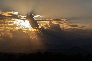 Molise, Mainarde, günbatımı. Mainarde sıradağları Molise ve Lazio arasındaki sınır boyunca uzanır ve Molise topraklarında yaygındır. Bu çok kayalık doğal bir bariyer ve engebeli bir görünüm.