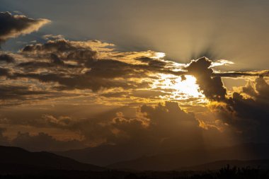 Molise, Mainarde, günbatımı. Mainarde sıradağları Molise ve Lazio arasındaki sınır boyunca uzanır ve Molise topraklarında yaygındır. Bu çok kayalık doğal bir bariyer ve engebeli bir görünüm.