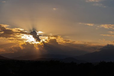 Molise, Mainarde, günbatımı. Mainarde sıradağları Molise ve Lazio arasındaki sınır boyunca uzanır ve Molise topraklarında yaygındır. Bu çok kayalık doğal bir bariyer ve engebeli bir görünüm.