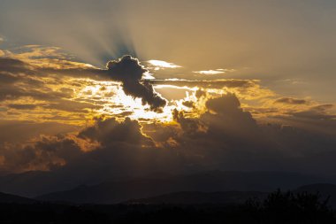 Molise, Mainarde, günbatımı. Mainarde sıradağları Molise ve Lazio arasındaki sınır boyunca uzanır ve Molise topraklarında yaygındır. Bu çok kayalık doğal bir bariyer ve engebeli bir görünüm.