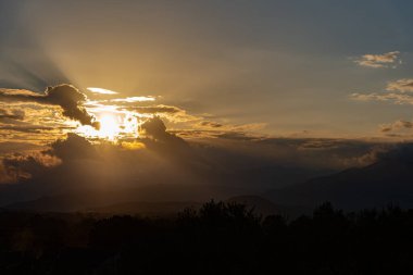 Molise, Mainarde, günbatımı. Mainarde sıradağları Molise ve Lazio arasındaki sınır boyunca uzanır ve Molise topraklarında yaygındır. Bu çok kayalık doğal bir bariyer ve engebeli bir görünüm.