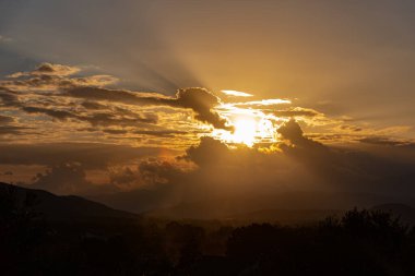 Molise, Mainarde, günbatımı. Mainarde sıradağları Molise ve Lazio arasındaki sınır boyunca uzanır ve Molise topraklarında yaygındır. Bu çok kayalık doğal bir bariyer ve engebeli bir görünüm.