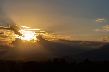 Molise, Mainarde, günbatımı. Mainarde sıradağları Molise ve Lazio arasındaki sınır boyunca uzanır ve Molise topraklarında yaygındır. Bu çok kayalık doğal bir bariyer ve engebeli bir görünüm.