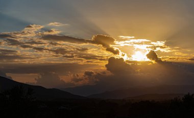 Molise, Mainarde, günbatımı. Mainarde sıradağları Molise ve Lazio arasındaki sınır boyunca uzanır ve Molise topraklarında yaygındır. Bu çok kayalık doğal bir bariyer ve engebeli bir görünüm.