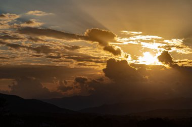 Molise, Mainarde, günbatımı. Mainarde sıradağları Molise ve Lazio arasındaki sınır boyunca uzanır ve Molise topraklarında yaygındır. Bu çok kayalık doğal bir bariyer ve engebeli bir görünüm.