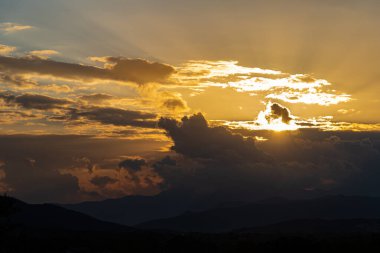 Molise, Mainarde, günbatımı. Mainarde sıradağları Molise ve Lazio arasındaki sınır boyunca uzanır ve Molise topraklarında yaygındır. Bu çok kayalık doğal bir bariyer ve engebeli bir görünüm.