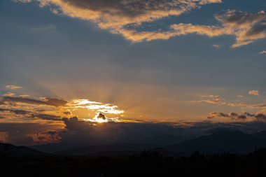Molise, Mainarde, günbatımı. Mainarde sıradağları Molise ve Lazio arasındaki sınır boyunca uzanır ve Molise topraklarında yaygındır. Bu çok kayalık doğal bir bariyer ve engebeli bir görünüm.